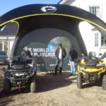 2 Can-Am kjøretøy under X-Gloo event-telt
