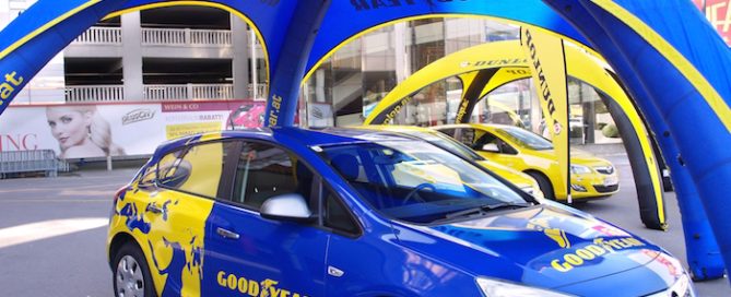 Goodyear og Dunlop profilerte biler under reklametelt